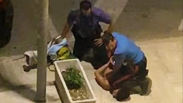 “NUK LËSHONTE SHTIZËN NGA DORA”/ Del VIDEO e arrestimit të alegjerianit që vrau shqiptarin në Itali