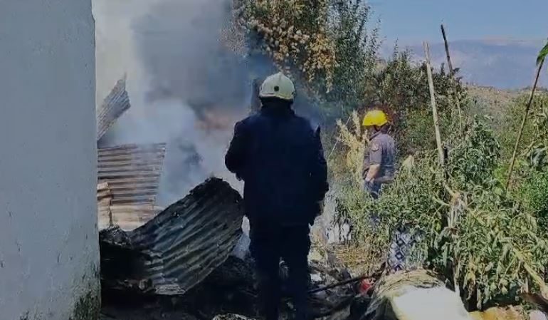 DETAJET E PARA/ Merr flakë një kasolle në Gjirokastër, rrezikohen banesat ngjitur