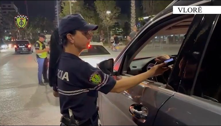POLICIA RRUGORE KONTROLLE NË AKSET KRYESORE NË VLORË/ Arrestohen 12 shoferë dhe ndëshkohe