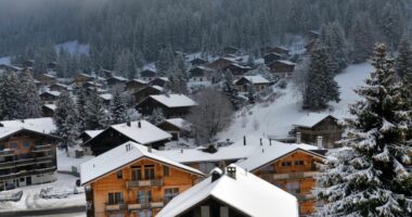 KATËR DITË PAS VALËS SË TË NXEHTIT/ Zvicra zbardhohet nga dëbora
