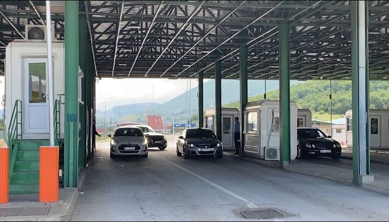 I KËRKUAR NGA PERUJA PËR TRAFIK ARMËSH/ Arrestohet në Morinë 58-vjeçari (EMRI)