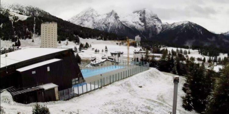 ÇUDIRAT E MOTIT/ Dëbora bllokon rrugë në Itali, temperatura në disa zona malore shkon 2 gradë