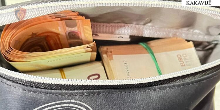 ÇANTËN PLOT ME PARA/ 39-vjeçarja nga Berati kapet me mbi 11 mijë euro në Kakavijë