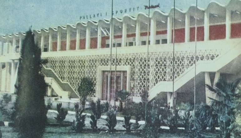 DOSSIER/ Historia e panjohur e ish-hangarit të avionëve italian: Pallati i Sportit ‘Partizani’, u ndërtua për kampionatin e volejbollit të ushtrive të vëndeve mike…