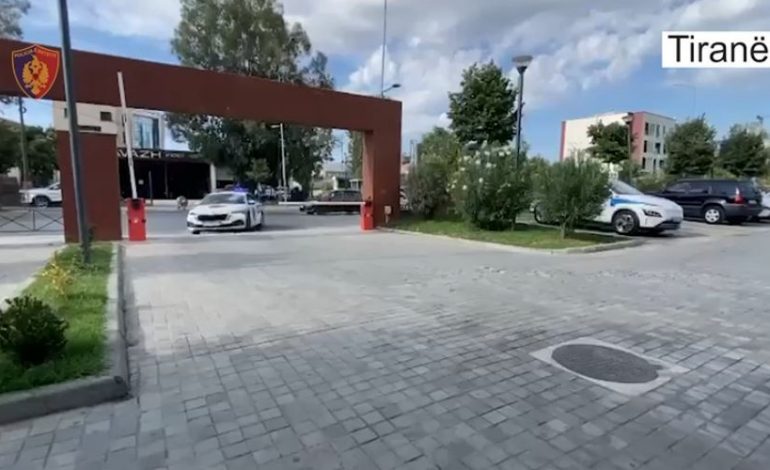 U KAP ME KOKAINË/ Arrestohet 37-vjeçari në Tiranë, në banesë iu gjet armë dhe municion luftarak