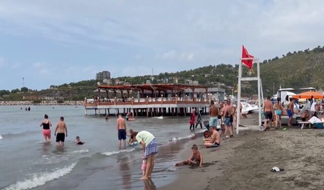 MOTI I KEQ NUK E NDAL SEZONIN NË SHËNGJIN/ Vija bregdetare e mbushur me pushues