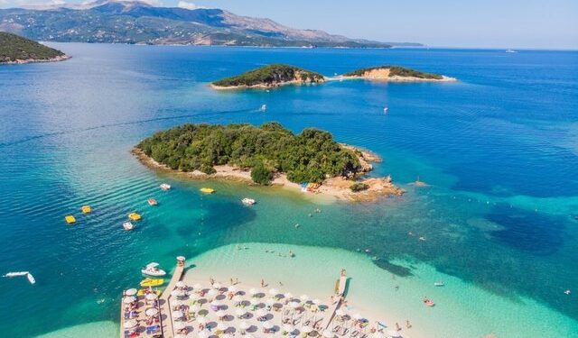“SHQIPËRIA, KONKURRENCË PULIAS”/ Agjencitë italiane: Që tani ka filluar interesi për verën e ardhshme për plazhet shqiptare