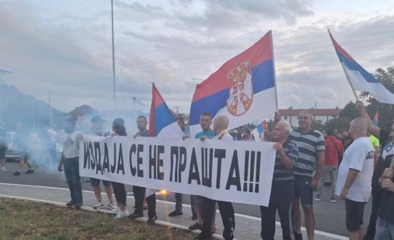 MAL I ZI/ Qytetarët serbë protestojnë kundër formimit të qeverisë së re