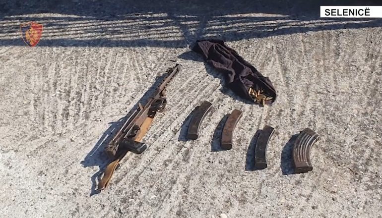 IU GJET KALLASHNIKOV DHE MUNICION NË BANESË/ Në kërkim 66-vjeçari në Selenicë