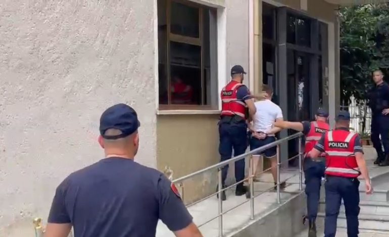 U KAP ME 2 ÇANTA EKSPLOZIV/ Gjykata lë në burg Albi Meçinin. I akuzuar dhe për rrëmbimin e “Koçoles” dhe Sulovarit