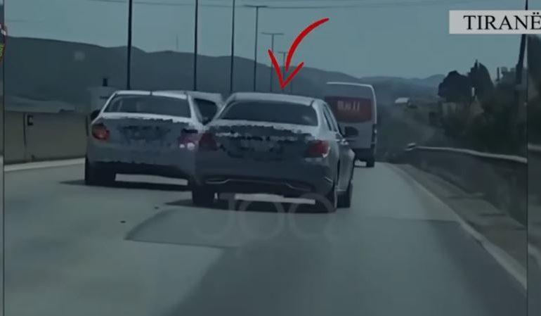 BËNTE MANOVRA TË RREZIKSHME ME AUTOMJET/ Policia rrugore gjobit drejtuesin pas videos në rrjetet sociale