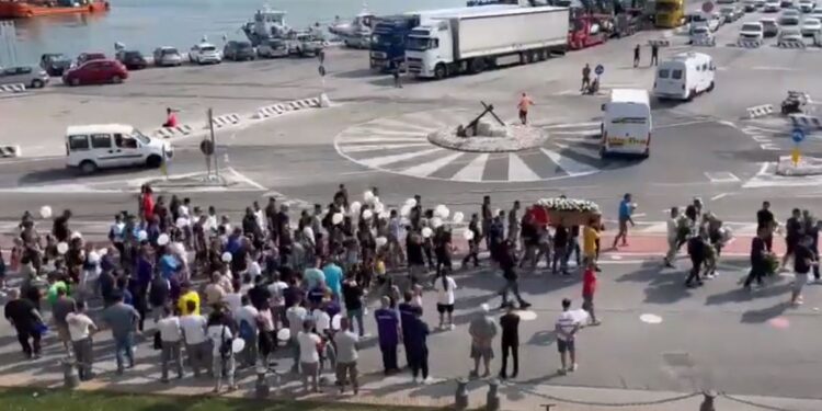 U VRA NË ANKONA/ I jepet lamtumira në Lushnje Klajdi Bitrit, familja hap dyert e mortit! Balla: Do ta ndjekim gjyqin…