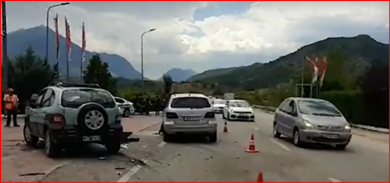 PAMJET DHE EMRAT/ Aksidentohen dy automjete në Gjirokastër, 3 persona të lënduar