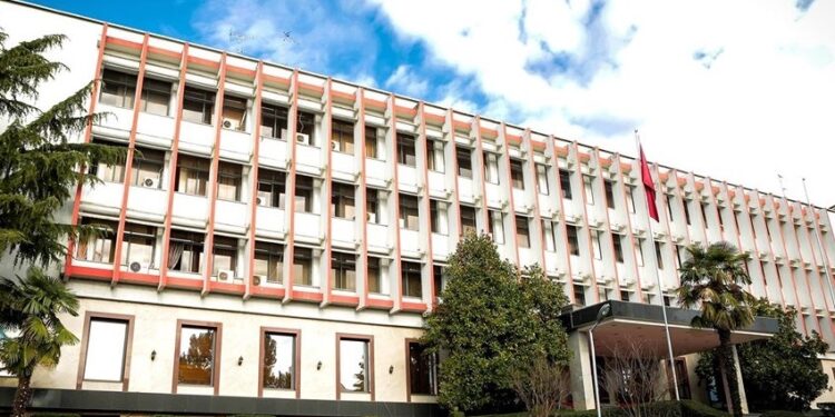 “DIPLOMATËT, PA PAGA”/ MEPJ: E pavërtetë, s’ka asnjë bllokim të llogarive bankare