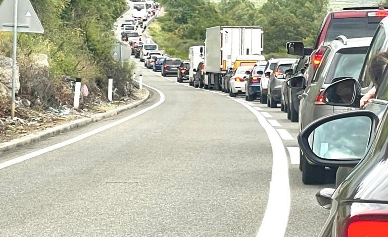 RADHË KILOMETRIKE NË HANIN E HOTIT/ Ministri Balla thirrje palës malazeze për lehtësimin e kalimit