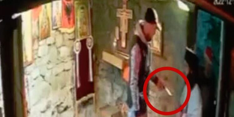 “NDALO SE TË KAPI KAMERA”/ I riu në Elbasan nuk kursen për vjedhje as kishën, kapet ‘mat’ nga prifti
