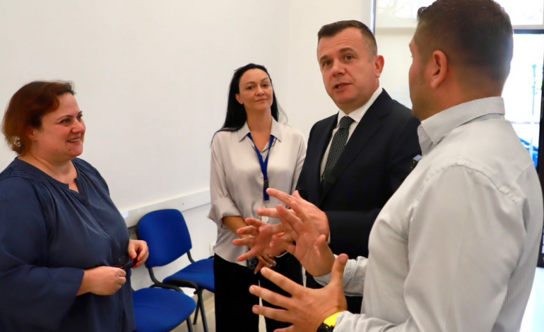 ID-TË DO TË PRODHOHEN NGA SHTETI/ Ministri Balla aplikon në zyrat e “IdentiTek” për rinovimin e pasaportës biometrike