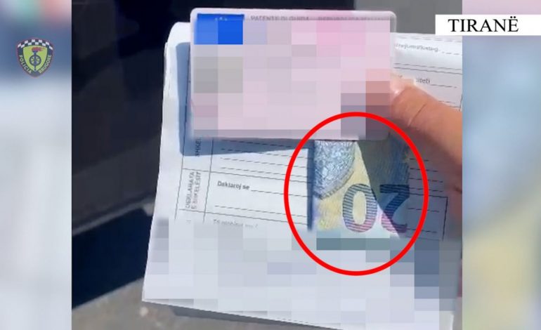 ME TELEFON NË TIMON/ Shoferi tenton që t’i shpëtojë gjobës duke joshur policin, por…