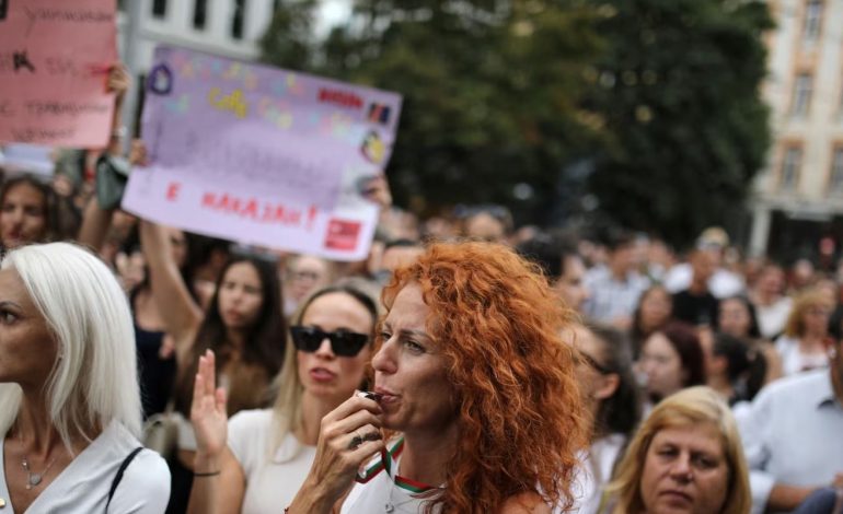 PAS PROTESTAVE MASIVE/ Bullgaria ndryshon ligjin për mbrojtje nga dhuna në familje