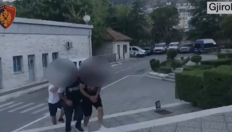 KAPEN MAT DUKE TRANSPORTUAR EMIGRANTË TË PALIGJSHËM/ Tre të arrestuar në Gjirokastër