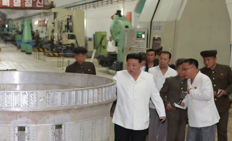 KOREJA E VERIUT VIJON PËRGATITJET USHTARAKE/ Kim Jong-un urdhëron rritje drastike të prodhimit të raketave