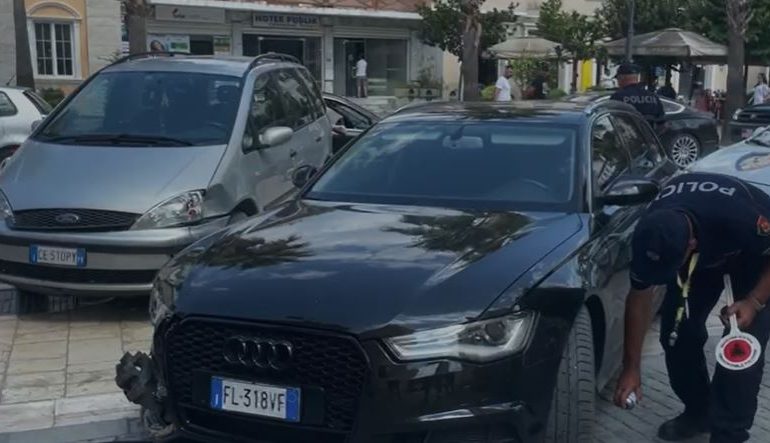 AKSIDENT NË KAVAJË/ Përplasen ‘kokë më kokë’ dy makina, rëndohet trafiku