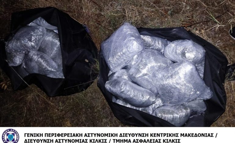 PANË POLICINË DHE “IA MBATHËN”/ Arrestohen dy shqiptarë në Greqi, kapen me mbi 38 kg drogë