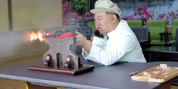 FOTOLAJM/ Kim Jong Un shfaqet duke qëlluar me armë