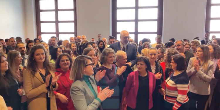 KREDI PA INTERES PËR POLICËT, MJEKËT DHE USHTARAKËT/ Në 2023 përfitojnë 300 punonjës, ja kriteret