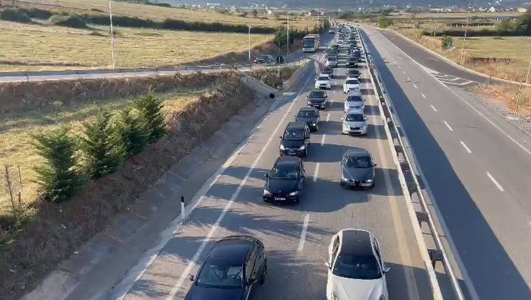 VARG AUTOMJETESH NGA KOSOVA DREJT SHQIPËRISË/ Radhë kilometrike në aksin Morinë – Kukës