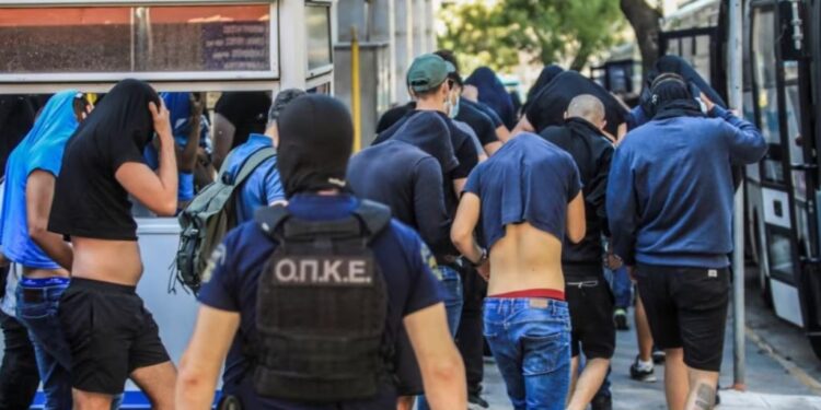 VRASJA E TIFOZIT GREK/ 100 tifozë kroatë dalin para gjykatës në Athinë me fytyra të mbuluara