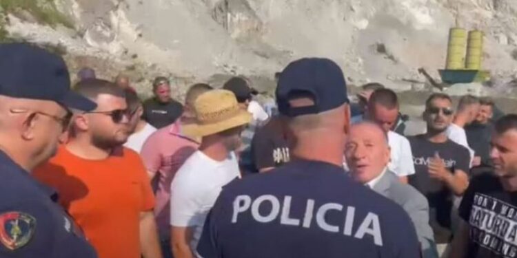 KËRCËNOI ME JETË PROTESTUESIT NË TROPOJË/ Shoqërohet në polici pronari i fabrikës