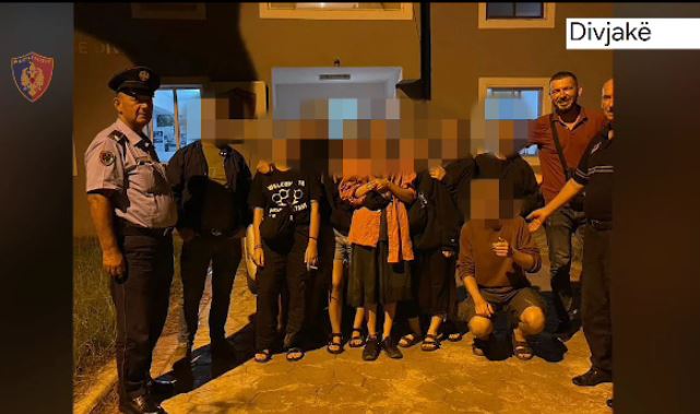 POLICIA NDIHMON 8 TURISTË ITALIANË/ Iu ngecën makinat në baltë pas shiut të rrëmbyeshëm në lagunën e Karavastasë