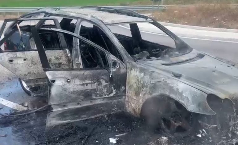 PËRFSHIHET NGA FLAKËT MAKINA NË VLORË/ Shkrumbohet plotësisht, nuk ka të lënduar