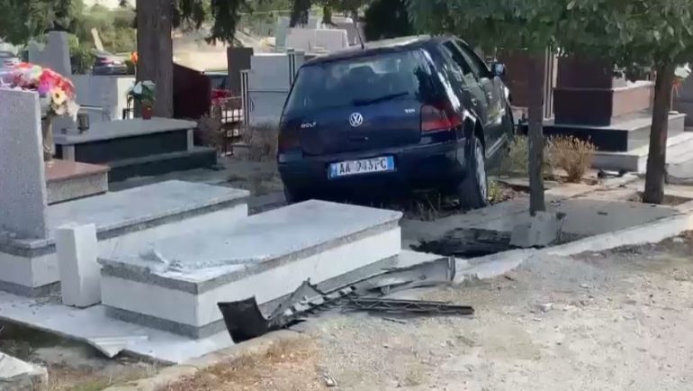 AKSIDENT I PAZAKONTË/ Makina humb kontrollin në Fier dhe përfundon në….varreza (PAMJET)