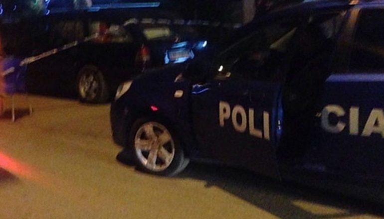 PLAGOSET ME THIKË 68-VJEÇARI NË VAUN E DEJËS/ Arrestohet një vajzë 21-vjeçare