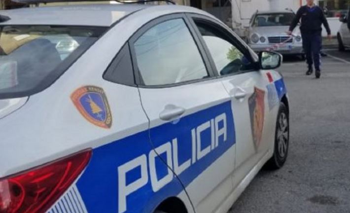 NUK PRANOI T'I KONTROLLOHEJ MAKINA/ Efektivi i policisë së Vlorës konfliktohet me atë të “Shqiponjave”
