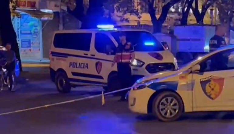 E RËNDË/ Polici në Tiranë rrëzohet nga biçikleta dhe dëmtohet, transportohet në spital