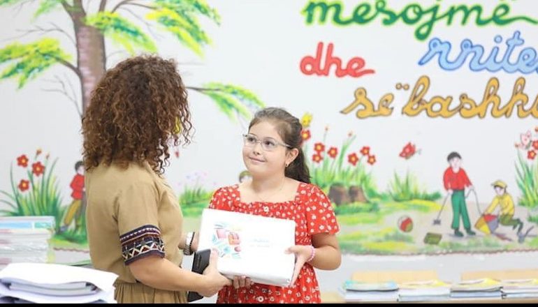 NIS SOT SHPËRNDARJA E TEKSTEVE NË SHKOLLA/ Për herë të parë nxënësit e klasave 2 dhe 3 marrin libra të rinj falas