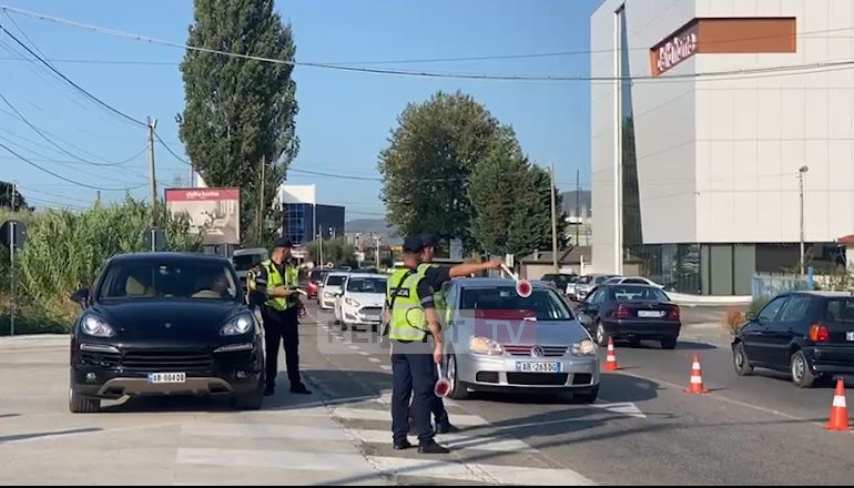 POLICIA RRUGORE KONTROLLE NË HYRJE TË ELBASANIT/ Në fokus shoferët e rrezikshëm