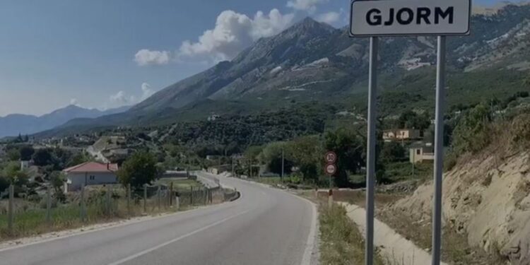 ZBARDHET NGJARJA E RËNDË NË VLORË/ 50-vjeçarit i shpërtheu granata në banesë, ndërroi jetë gjatë rrugës për në spital