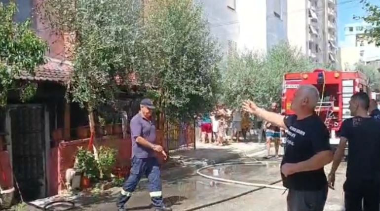 E MOSHUARA HARROI GJELLËN NË ZJARR DHE DOLI JASHTË BANESËS/ Shkrumbohet nga flakët apartamenti në Lushnje