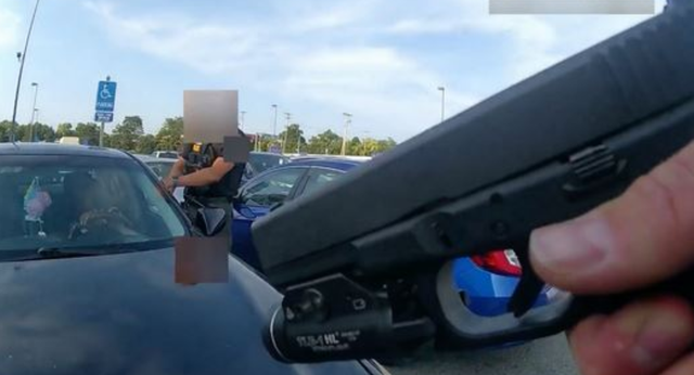 KUJDES PAMJET! Oficerët në SHBA vrasin një afro-amerikane shtatzënë në makinën e saj