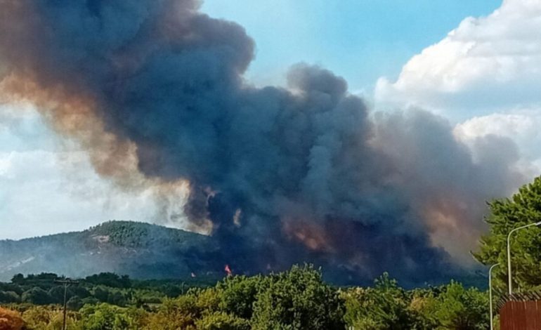 NGRIHET SËRISH ALARMI NË EVOS TË GREQISË/ Të tjera vatra zjarri rrezikojë fshatin pranë