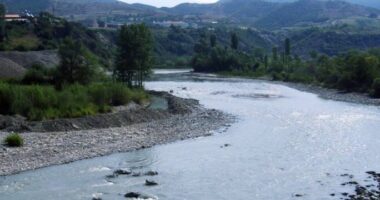 DYSHOHET SE U MBYT NË LUMIN DEVOLL/ Policia nis kërkimet për 80-vjeçarin