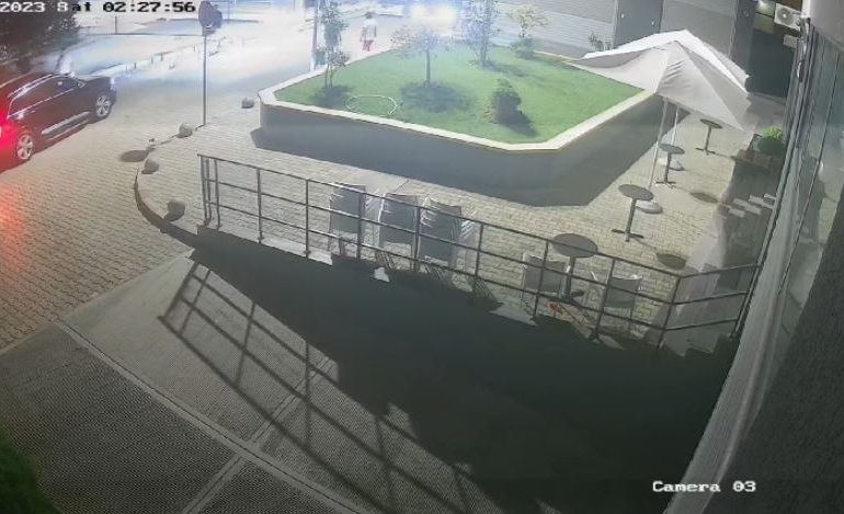 ZBARDHET DINAMIKA E DHUNIMIT TË POLICIT/ Autorët i zunë pritë pranë banesës, e nxjerrin nga makina dhe…