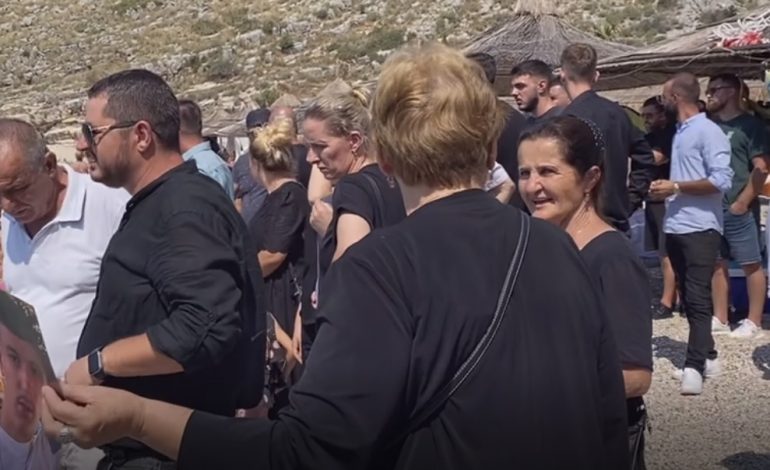 U PËRPLAS ME JET SKI NË PLAZHIN E LLAMANIT DHE HUMBI JETËN/ Familjarët e 16-vjeçarit protestë në Himarë: Duam drejtësi!