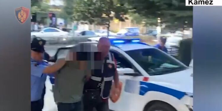PLAGOSET ME THIKË 20-VJEÇARI NË KAMZË/ Arrestohet autori i dyshuar