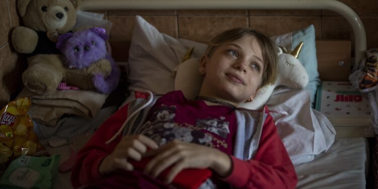 HUMBI TË DYJA KËMBËT NGA SULMET RUSE/ 12-vjeçarja ukrainase merr pjesë në maratonë