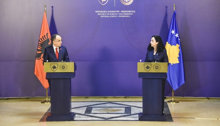ME FTESË TË BEGAJT/ Presidentja Osmani nis sot vizitën zyrtare në Tiranë! Pritet takim ‘kokë më kokë’ me Ramën